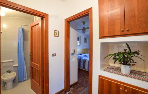 uma casa de banho com um WC, um lavatório e um espelho. em Beautiful Home In Joppolo With Wi-fi em Ioppolo