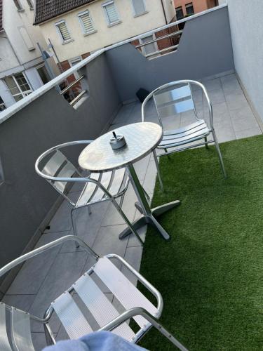 a patio with a table and chairs on a balcony at Ferienwohnung Eislingen in Eislingen