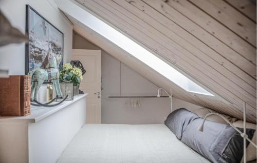 Кровать или кровати в номере Gorgeous Apartment In Lerum With Wifi