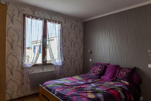 une chambre avec un lit et une fenêtre dans l'établissement Maison lumineuse quartier calme la barre de monts, à La Barre-de-Monts