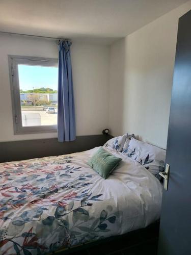 une chambre avec un lit avec une fenêtre dans l'établissement location les pieds dans l'eau, à Canet