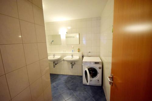 a bathroom with two sinks and a washing machine at Nestwerk Raumwunder K9-13 - Aufzug, viel Platz & am Wieland-Park in Biberach an der Riß