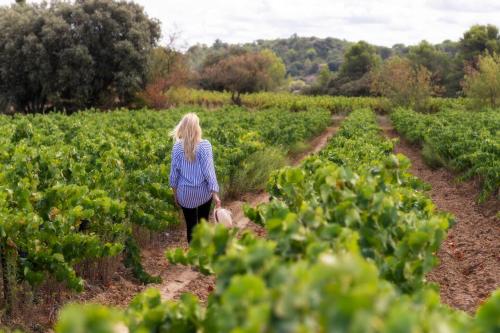 Villarzel-Cabardèsにあるシャトー ドゥ ヴィラルロンのブドウ畑を歩く女