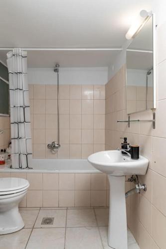 Boutique 52sq apt PLAKA (ΑΤΗ city) w/dream patio