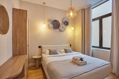 une chambre avec un lit et une grande fenêtre dans l'établissement Residence Center of Paris by Studio prestige, à Paris