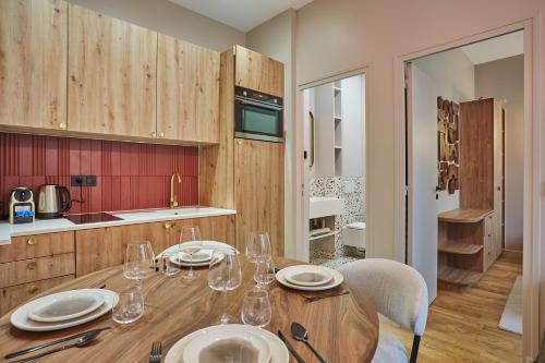 - une cuisine avec une table en bois et des verres à vin dans l'établissement Residence Center of Paris by Studio prestige, à Paris