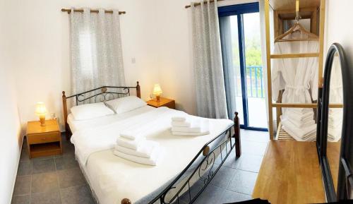 Cet appartement comprend une chambre avec deux lits et un balcon. dans l'établissement Villa Rotiana, à Pólis Chrysochoús
