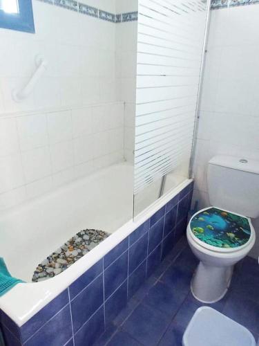La salle de bains est pourvue de toilettes et d'une baignoire avec siège de toilette. dans l'établissement Villa Rotiana, à Pólis Chrysochoús