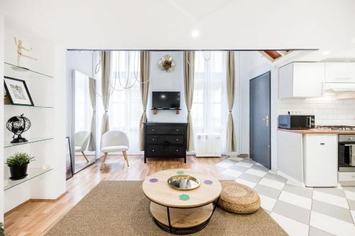 CENTRAL & Spacious HOME near Gozsdu Court, Quiet with AC 1061 Budapest, 22-24 Paulay Ede utca kép - 3