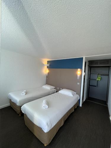 a room with two beds in a room with at The Originals City, Hôtel Mâcon Nord in Mâcon