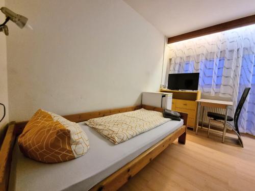 Tempat tidur dalam kamar di Monteurzimmer - Karlsbad