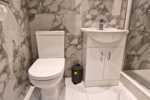 a bathroom with a toilet and a sink at Warm 1-bedroom London apartment in London
