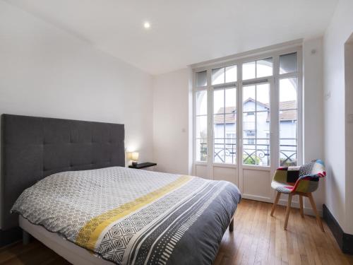 une chambre avec un grand lit et une fenêtre dans l'établissement Residence Louis Quartier Des Lilas, à Vittel