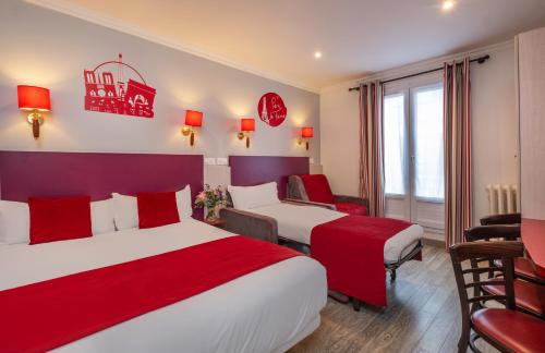 ein Hotelzimmer mit 2 Betten und einem Stuhl in der Unterkunft Grand Hôtel De Turin in Paris