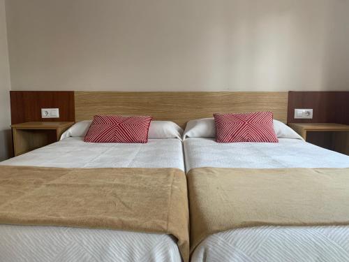 dos camas sentadas una al lado de la otra en una habitación en Hospedaje Ramos, en Santiago de Compostela