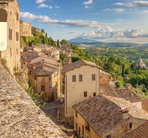 une vue aérienne sur une ville avec des bâtiments dans l'établissement Appartamento centro storico La Pulcianella, à Montepulciano