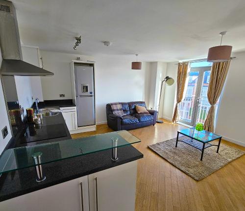 cocina y sala de estar con sofá y mesa en Central Darlington 2 Bed Flat #8 en Darlington