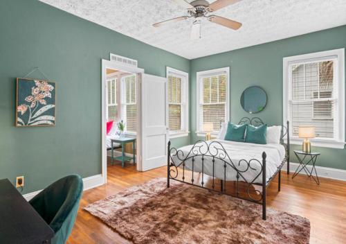 una camera con letto e ventilatore a soffitto di Spacious 4 Bedroom House In Jacksonville a Jacksonville