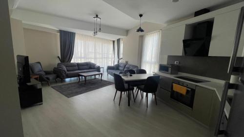 een woonkamer met een bank en een tafel en stoelen bij EKSPRESS RESIDENCE in Istanbul