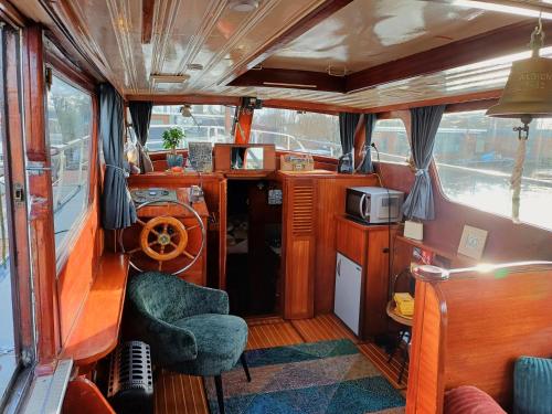 a small room with a chair and a microwave at Motorjacht Flint in Amsterdam