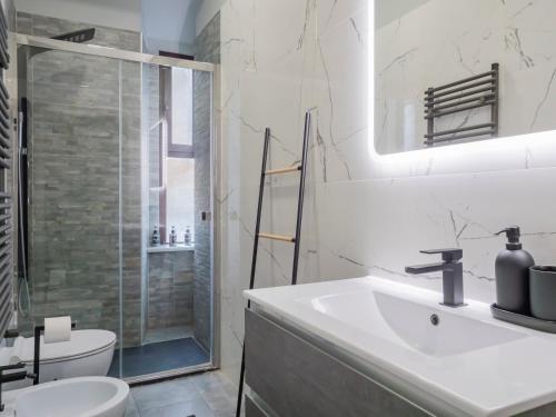 a bathroom with a sink and a shower and a toilet at Moderno appartamento nel cuore di Milano in Milan