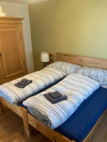 Кровать или кровати в номере Ferienwohnung auf Ziegenhof