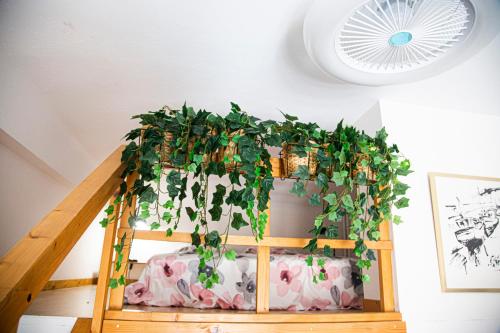 une chambre dotée d'une échelle et d'une installation dans l'établissement Grand T1 proche Promenade des Anglais, à Nice