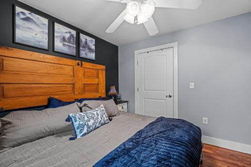 a bedroom with a bed and a ceiling fan at Ski Home on Bell Valley in Campton