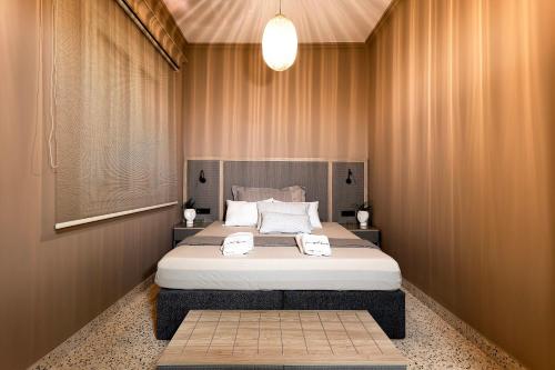 una camera da letto con un grande letto con due asciugamani di Lefka Hotel & Apartments a Città di Rodi