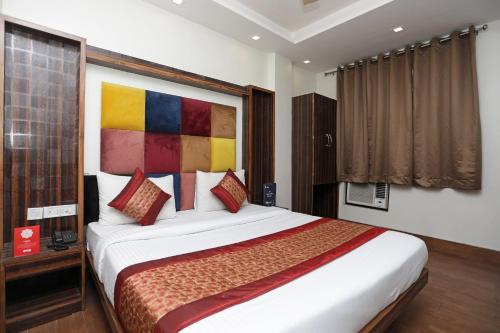 Postel nebo postele na pokoji v ubytování OYO Hotel Sun Palace