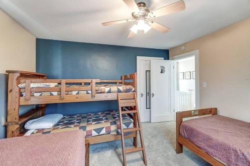 Giường trong phòng chung tại Beautiful Equestrian Estate home w/ Hot Tub!