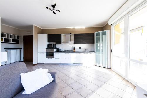 ein Wohnzimmer mit einem Sofa und einer Küche in der Unterkunft Legnano 20 in Bollate