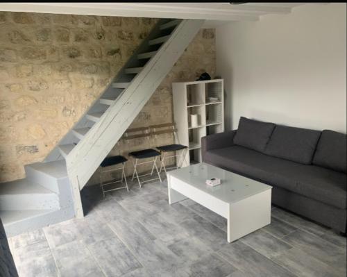 uma sala de estar com um sofá e uma mesa em HOME BRUNO em Triel-sur-Seine