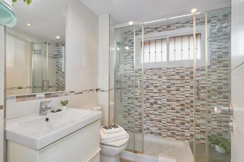 uma casa de banho com um WC, um lavatório e um chuveiro em Erisa I apartament La Carihuela 100 mts beach em Torremolinos