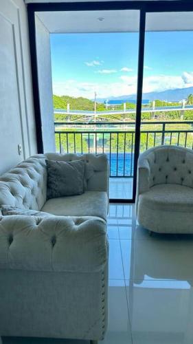 a living room with a couch and a chair at Moderno Apto con Vista Espectacular cerca de todo in Valledupar