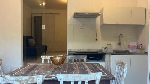 Kuchyň nebo kuchyňský kout v ubytování Apartamentos Charmosos na Avenida Principal de Buzios