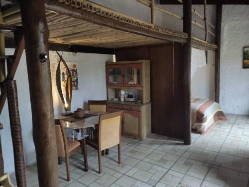 Zimmer mit einem Tisch und einem Bett in einem Zimmer in der Unterkunft Casa de campo em Embu das Artes in Embu