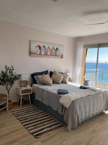 - une chambre avec un grand lit et une vue sur l'océan dans l'établissement BEACH STUDIO/LOFT, à Sant Antoni de Calonge