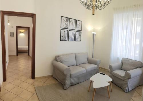 ヴァラッツェにあるLa Terrazza Apartment,a 50 mt dal mareのリビングルーム(ソファ、テーブル付)