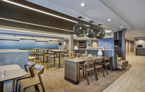 um restaurante com mesas e cadeiras e um bar em SpringHill Suites by Marriott Chicago Chinatown em Chicago