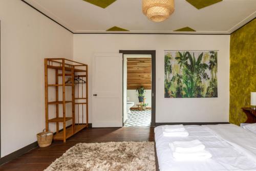 Un dormitorio con una cama y una estantería. en La Maison Qui Ronronne, en Riec-sur-Bélon