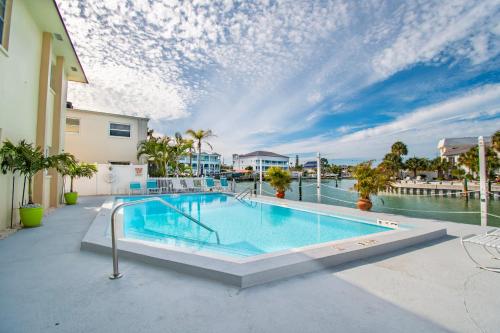 una piscina en medio de un complejo en Funshine Pointe Capri en St Pete Beach