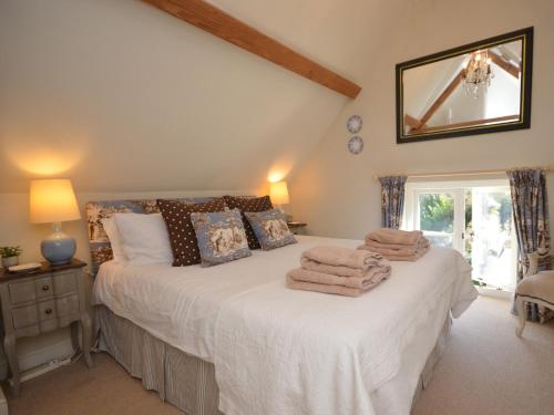 una camera da letto con un letto e asciugamani di 1 Bed in Bibury 29026 a Quenington