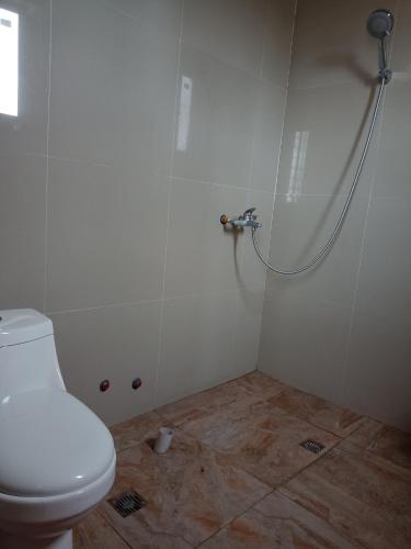y baño con aseo y ducha. en Departamento de 4 ambientes dos habitaciones dos baños en Mar del Plata