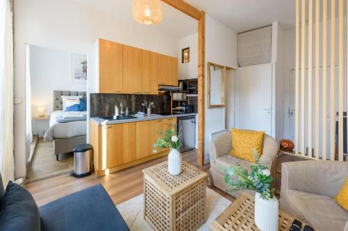 un salon avec un canapé et une cuisine dans l'établissement Cocon des Minimes - Appt pour 3 avec balcon, à Toulouse