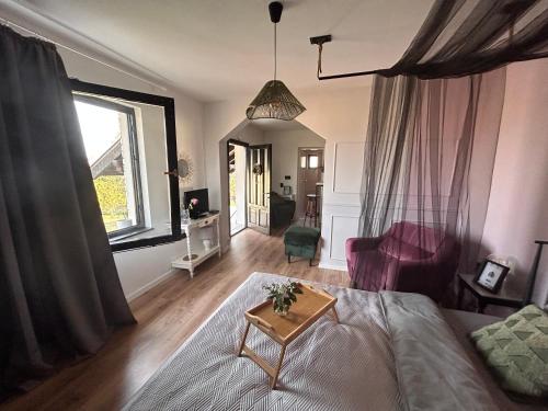 Breza Vacation Home : غرفة معيشة مع سرير وطاولة