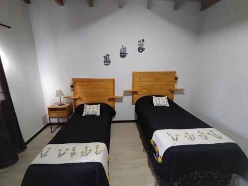 a room with two beds in a room at UCOGUESTHOUSE - Casa de Huéspedes in Vista Flores