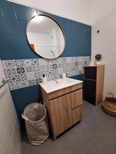 bagno con lavandino e specchio a parete di Timi's House - Espaçoso apartamento a 350 m da praia e centro da cidade velha ad Albufeira