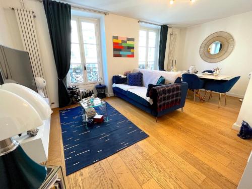 un salon avec un canapé et une table dans l'établissement L'appartement Vavin, à Paris