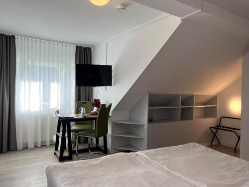 Postel nebo postele na pokoji v ubytování Hotel Bitzer Backnang Zentrum 24h CHECK IN FRÜHSTÜCKSBUFFET TÄGLICH OPTIOANL VOR ORT BUCHBAR HIGHSPEED WIFI GRATIS PARKPLÄTZE ALTSTADT 300m BAHNOF 500m